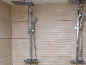 Ванная комната в Chalet in the woods with Nordic bath +27 фотографий