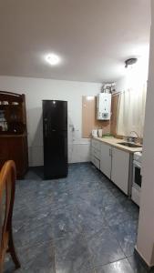 eine Küche mit einem schwarzen Kühlschrank im Zimmer in der Unterkunft CASA EN JUANA KOSLAY San Luis con pileta in San Luis