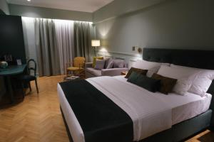 アテネにあるK23 Color Suitesのベッドルーム(大型ベッド1台付)、リビングルームが備わります。