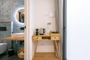 Zestaw do parzenia kawy i herbaty w obiekcie Vallecas Suites by Olala Homes