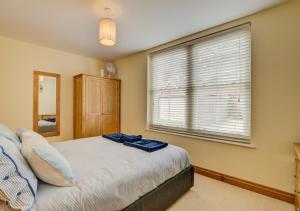 una camera con letto e finestra di Flat 3 Penlu a Swanage