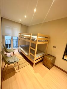 מיטה או מיטות קומותיים בחדר ב-Piso Cordon Centro Historico ATUAIRE
