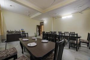 comedor con mesa y sillas en Hotel Tiger Regency Resort en Sawāi Mādhopur