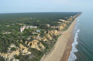 una vista aérea de una playa junto al océano en Parador de Mazagón, en Mazagón