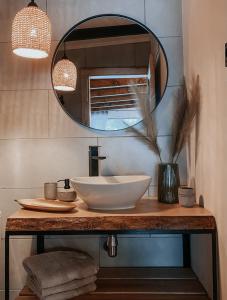 een badkamer met een wastafel en een spiegel bij Гірські будиночки in Zhdenievo