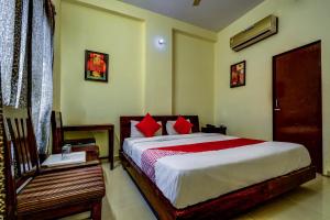 1 dormitorio con 1 cama grande con almohadas rojas en Hotel Tiger Regency Resort en Sawāi Mādhopur
