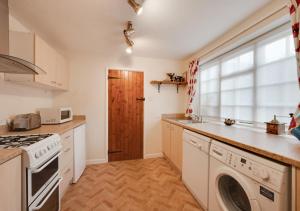 a kitchen with a washer and dryer at Little Doric in Woodbridge
