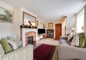 sala de estar con 2 sofás y chimenea en Little Doric, en Woodbridge