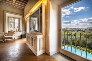 Zimmer mit einem Fenster und einem Balkon mit Aussicht in der Unterkunft Luxury Villa Tolomei Gucci near Florence in San Jacopo al Girone