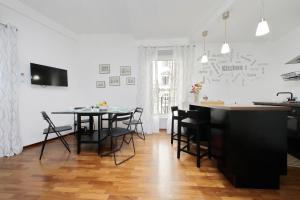 cocina y comedor con mesa y sillas en Sweet home near colosseo en Roma