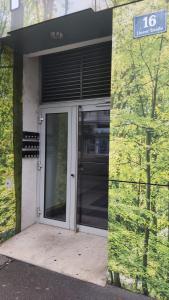 维也纳ABAI Apartments 1140 only WWW-On-line-Check-in & SelfService的建筑物的前门,上面有标志