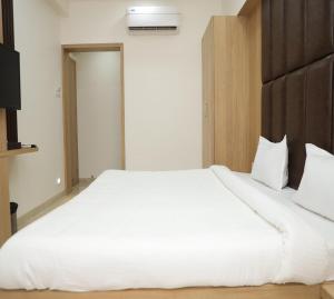 Postel nebo postele na pokoji v ubytování Hotel Dwarka Palace