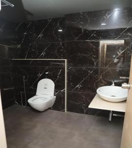 Koupelna v ubytování Hotel Dwarka Palace