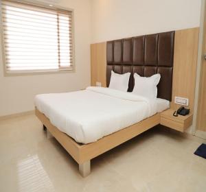 Postel nebo postele na pokoji v ubytování Hotel Dwarka Palace