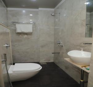 Koupelna v ubytování Hotel Dwarka Palace