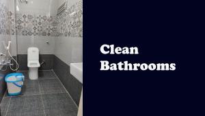 un bagno con vasca, WC e lavandino di Hotel AK Tirupati a Tirupati