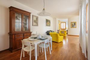 un soggiorno con tavolo e sedie bianchi di Florence Apartment-Hosted by Sweetstay a Firenze