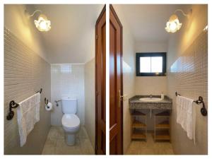 a bathroom with a toilet and a sink at Villa Córdoba in Playa Blanca