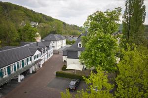una vista aerea di un villaggio con case e un'auto di Mühlenhelle a Gummersbach