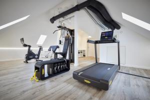 - une salle de sport avec 2 tapis de course et un tapis de course dans l'établissement Mühlenhelle, à Gummersbach