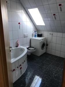 a bathroom with a toilet and a washing machine at 1 Zimmer (Monteurzimmer) Bruchsal/Forst 2 Personen in Forst