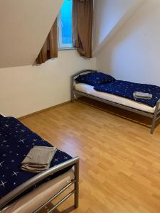 a room with two bunk beds and a wooden floor at 1 Zimmer (Monteurzimmer) Bruchsal/Forst 2 Personen in Forst