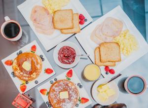 una mesa cubierta con diferentes tipos de alimentos para el desayuno en Frenold Inn, en Potrerillos