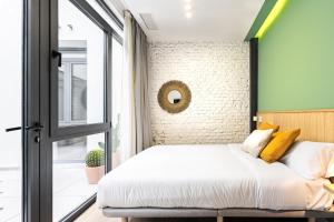 sypialnia z łóżkiem i oknem w obiekcie Vallecas Suites by Olala Homes w Madrycie