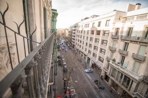 - une vue sur une rue d'une ville avec des bâtiments dans l'établissement Petit Palace Museum, à Barcelone