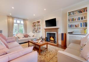 uma sala de estar com dois sofás e uma lareira em Forest Lodge em Southwold