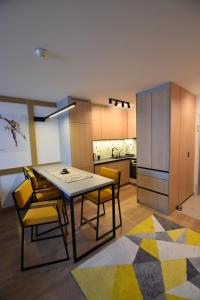 a kitchen and dining room with a table and chairs at Splendid View Place in Jahorina