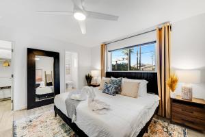 1 dormitorio con cama grande y ventana grande en Scottsdale Escape en Scottsdale