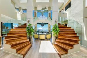 ケープタウンにあるErinvale Luxury Villaの木製の階段と椅子のある家の階段