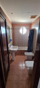 La salle de bains est pourvue de toilettes et d'un lavabo. dans l'établissement فيلا بلوبيتش بمسبح خاص وشاطى رملي, à Durat Alarous