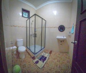 Kamar mandi di Gated 3BR Residence - 10 mins from Malioboro