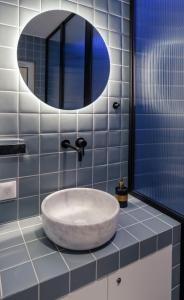 een badkamer met een grote wastafel en een spiegel bij K23 Color Suites in Athene
