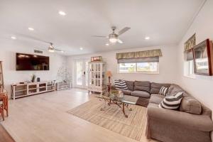una sala de estar con un sofá y una mesa en Canal-Front Florida Keys Home with Dock!, en Tavernier
