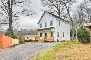 ein weißes Haus mit einer Veranda und einer Auffahrt in der Unterkunft Contemporary Home 8 Mi to Downtown Asheville! in Asheville