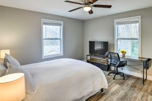 une chambre avec un lit, un bureau et une télévision dans l'établissement Modern Candler Home with Deck and Yard!, à Asheville