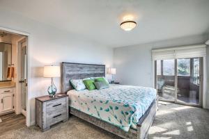 Postel nebo postele na pokoji v ubytování Pet-Friendly Cayucos Home with Ocean Views!