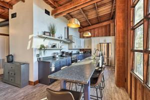 Fort WhiteにあるFort White Retreat Deck and River Access!の青いキャビネットと大きな島のあるキッチン