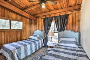 Fort WhiteにあるFort White Retreat Deck and River Access!のベッド2台 木製の壁の部屋