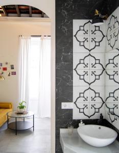 Łazienka z białą wanną i czarną ścianą w obiekcie Apartamentos La Higuera by VGH w mieście Jerez de la Frontera