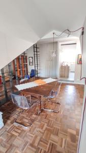 een kamer met een bed en stoelen op een houten vloer bij Home Santis Torino in Turijn