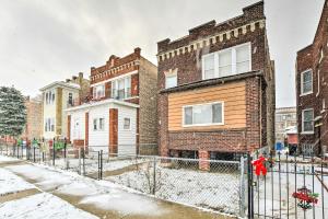 una fila de edificios de ladrillo en la nieve en Quiet Chicago Townhome Walk to Subway Stations, en Chicago