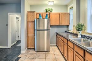 Una cocina con refrigerador de acero inoxidable y gabinetes de madera. en Quiet Chicago Townhome Walk to Subway Stations, en Chicago 17 fotos más