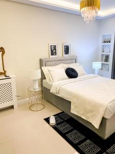 Un dormitorio con una cama grande y una lámpara de araña. en AD Boutique Apartment, en Budapest
