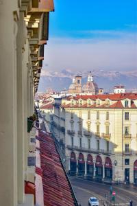een balkon met uitzicht op de stad bij Home Santis Torino in Turijn