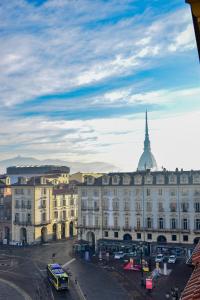 een groot wit gebouw met een toren erop bij Home Santis Torino in Turijn