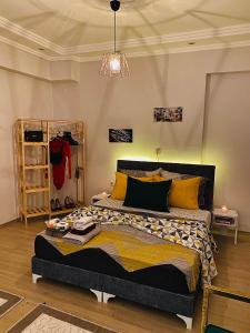 Een bed of bedden in een kamer bij Suite House
